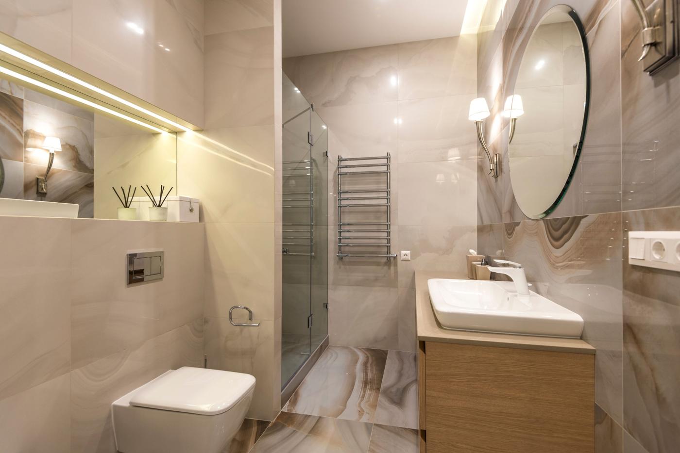 Bathroom with large-format stone-look walls and glass shower